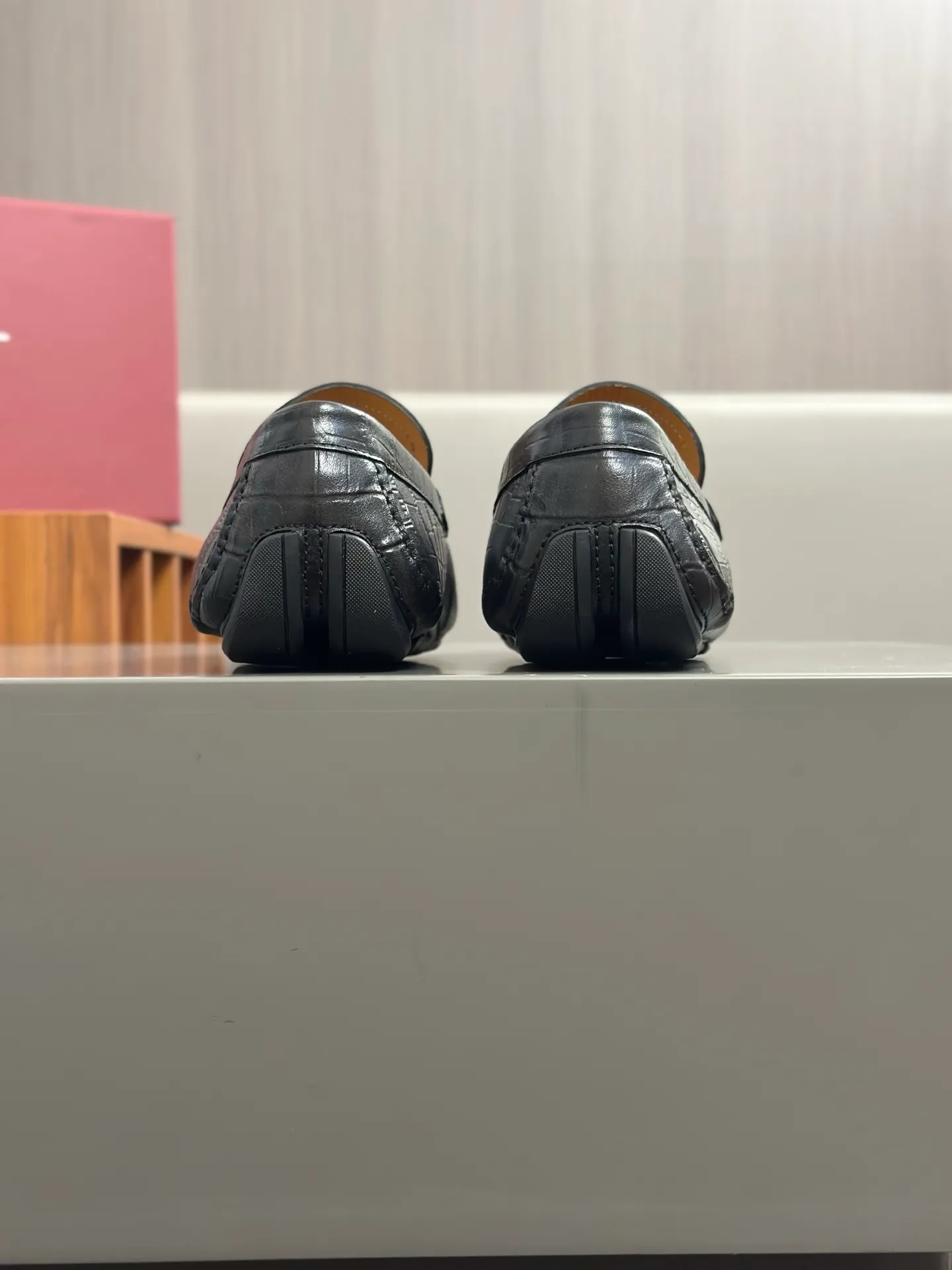 Batch 840, original order quality, new counter model, Ferragamo handmade men's driving shoes, bean shoes, slip-on shoes, lazy shoes, exquisite hand-stitching, workmanship details comparable to counters, original rubber outsole, imported cowhide from Italy, pressed water corrugated water-dyed cowhide lining, 39-44 large quantities in stock (38, 45 custom-made, non-refundable)